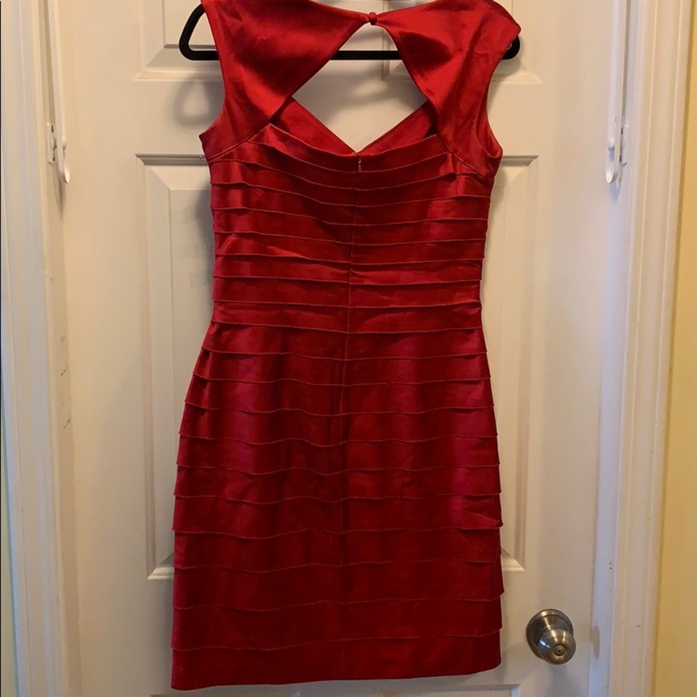 Sleeveless red satin cocktail dess - Picture 2 of 6